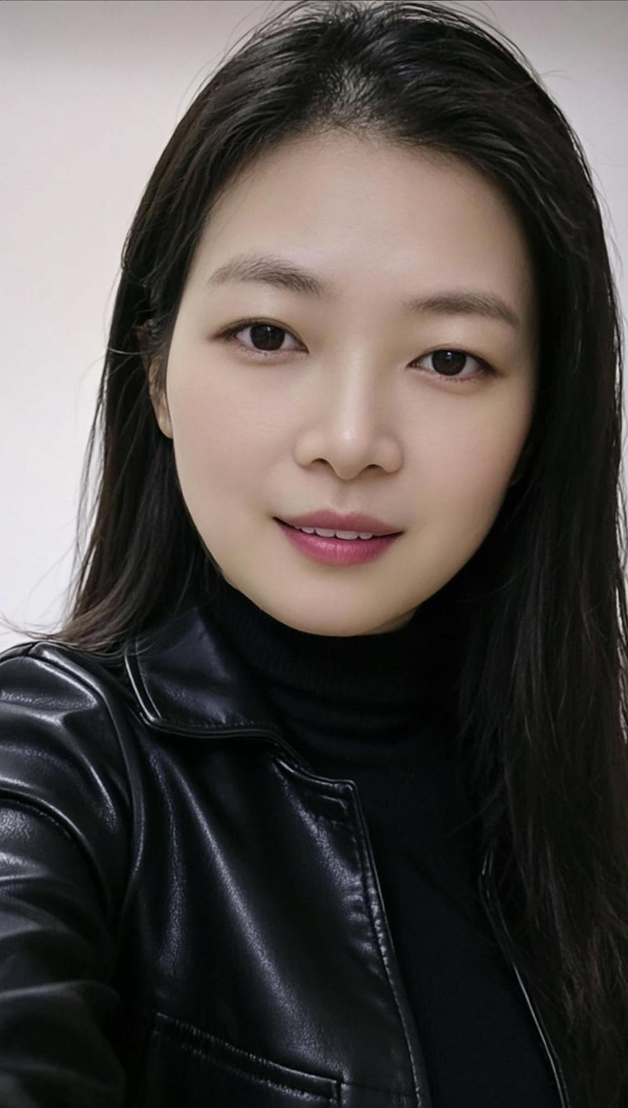 AI皮装自拍 优雅气质写真颜值随拍热门话题抖音玩法合伙人计划