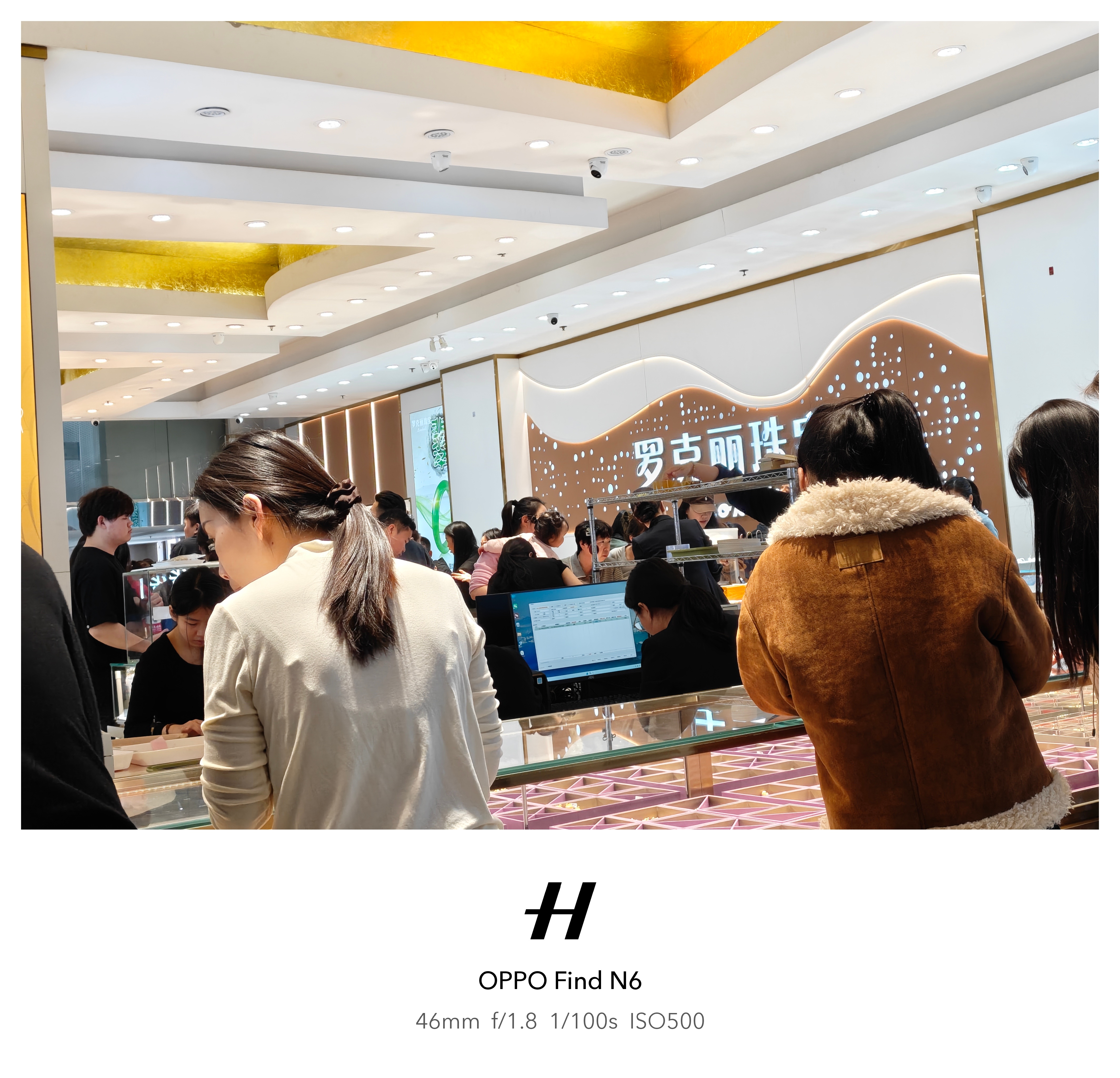 金价来郑州金多银多给小勇气买个小金马不得不说，人真多啊