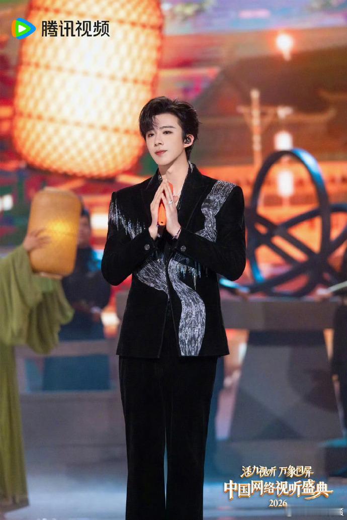 刘宇宁魏劭今日限时返场 看到刘宇宁的盛典造型真的太惊喜，丝绒黑西装精致高级，银色