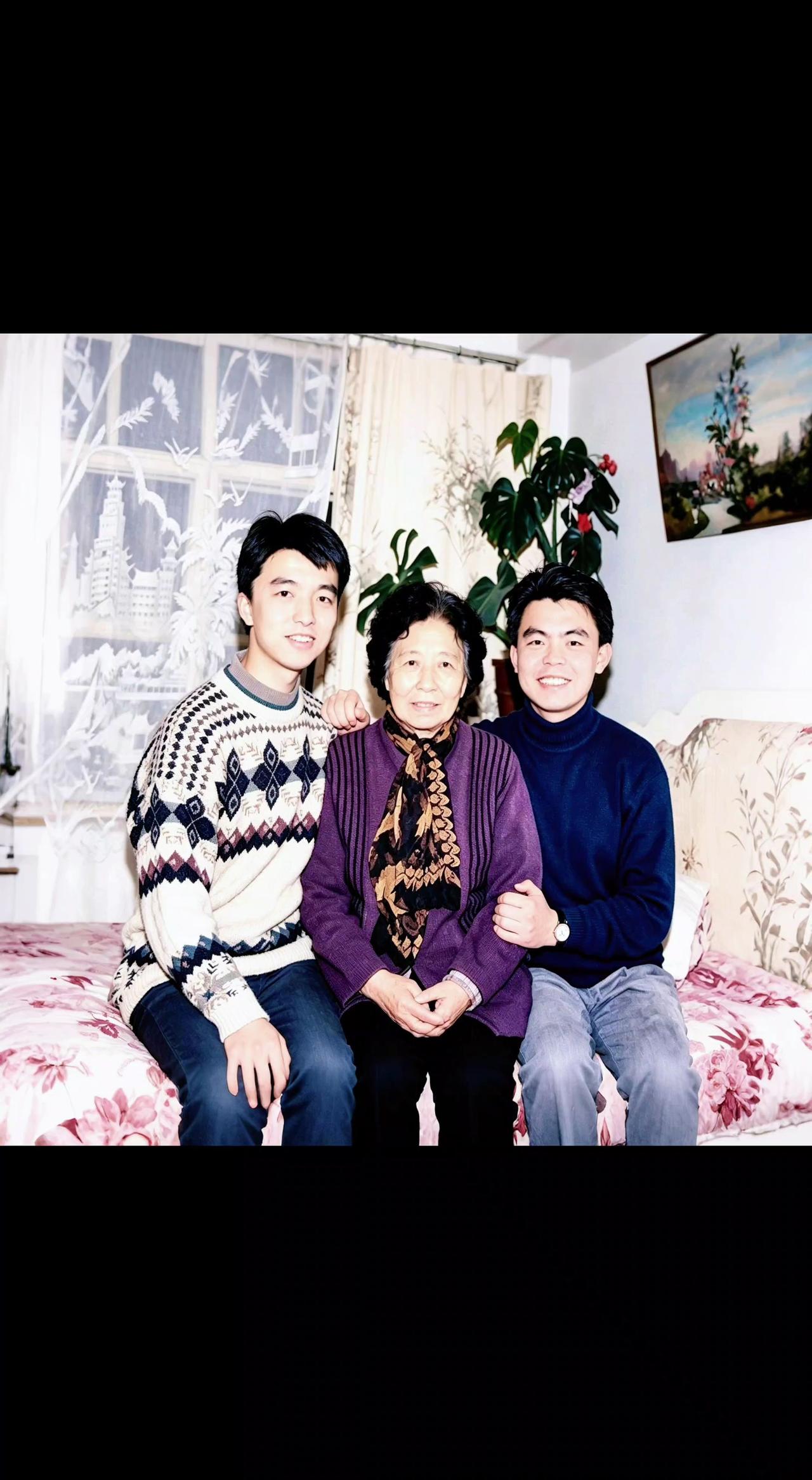 📸老照片会说话！80年代的暖光里，妈妈是岁月的锚⚓，哥俩是春天的芽🌱。时光会