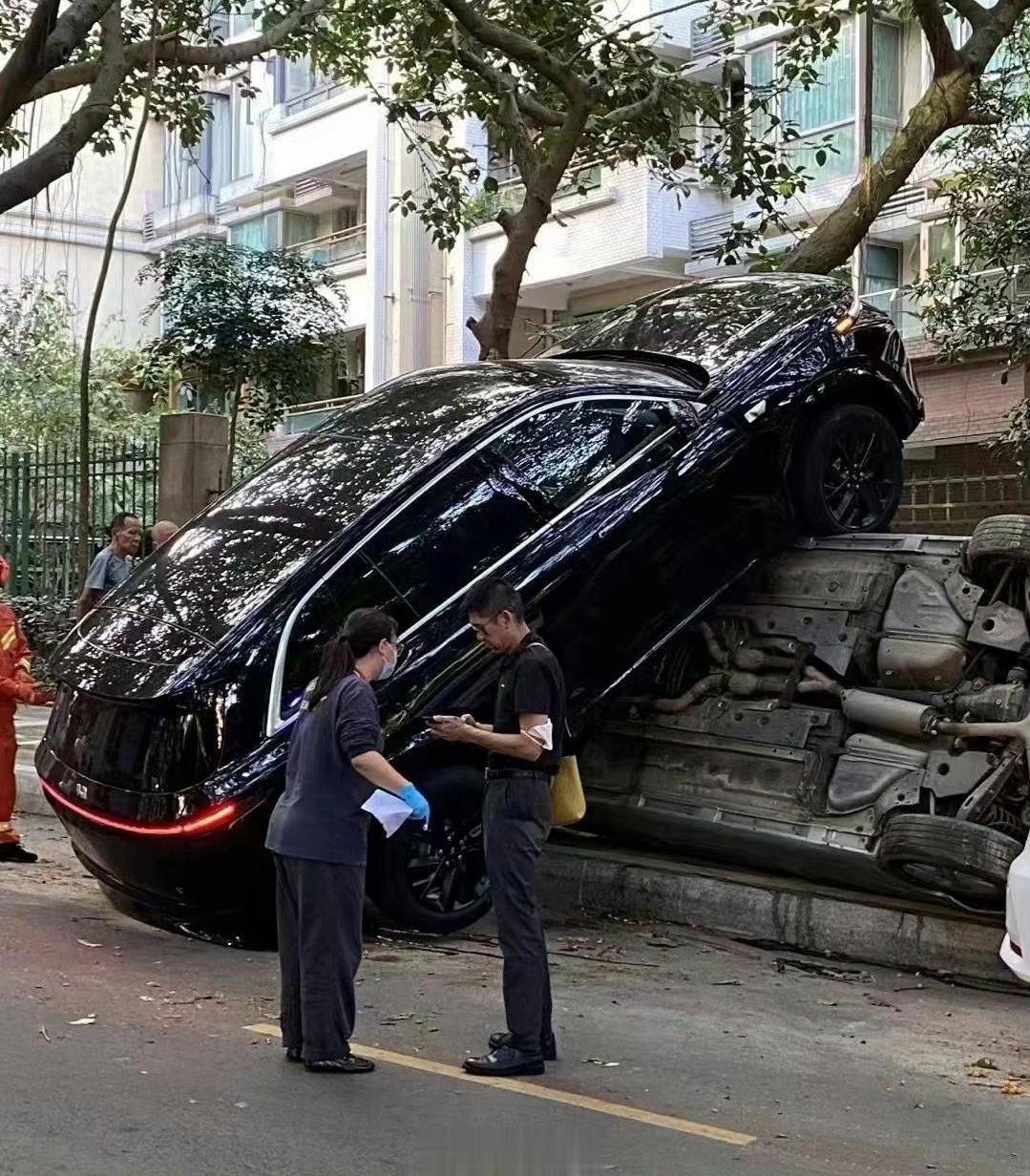 这是怎么怼上去的嘞[酷拽][酷拽]属实牛...
猜测被压在下面的是什么车[吐舌]