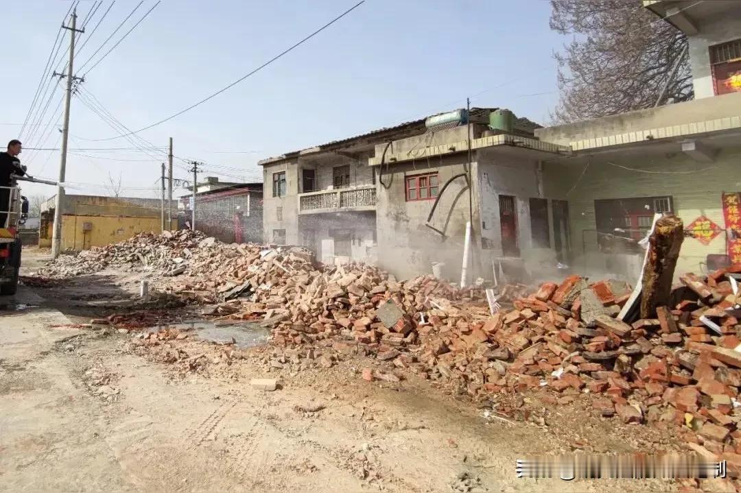 江苏，男子因家里贫困，嫁给了女方成为上门女婿。谁知多年后老家拆迁，弟弟获得了6套