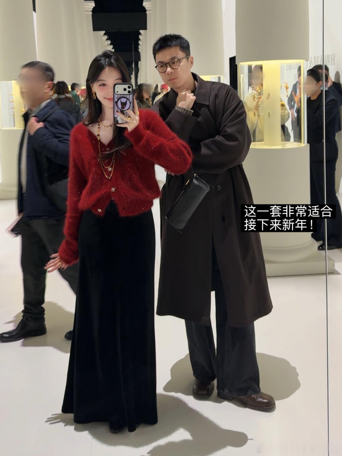 每次穿每次都会被问爆的纸片人丝绒裙！其实是之前的款啦，我自留了～一直在搭！实在太