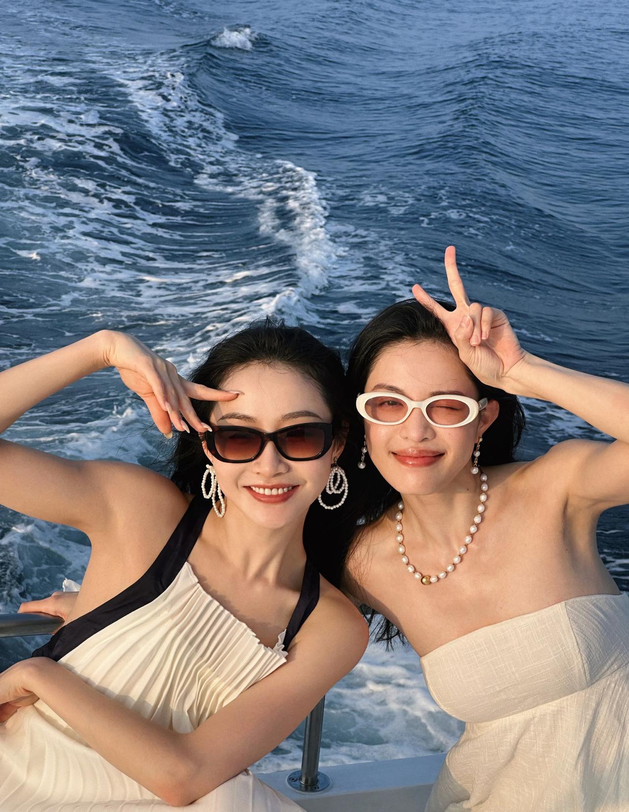 左边是于婷婷，1993年出生，身高172cm。
右边是钟楚曦，1993年出生，身