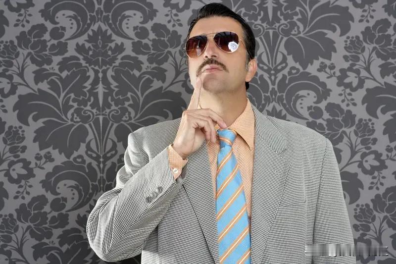 为啥富人向往穷人的生活呢？我琢磨着，富人每天过着被各种事务裹挟的日子，压力山大。