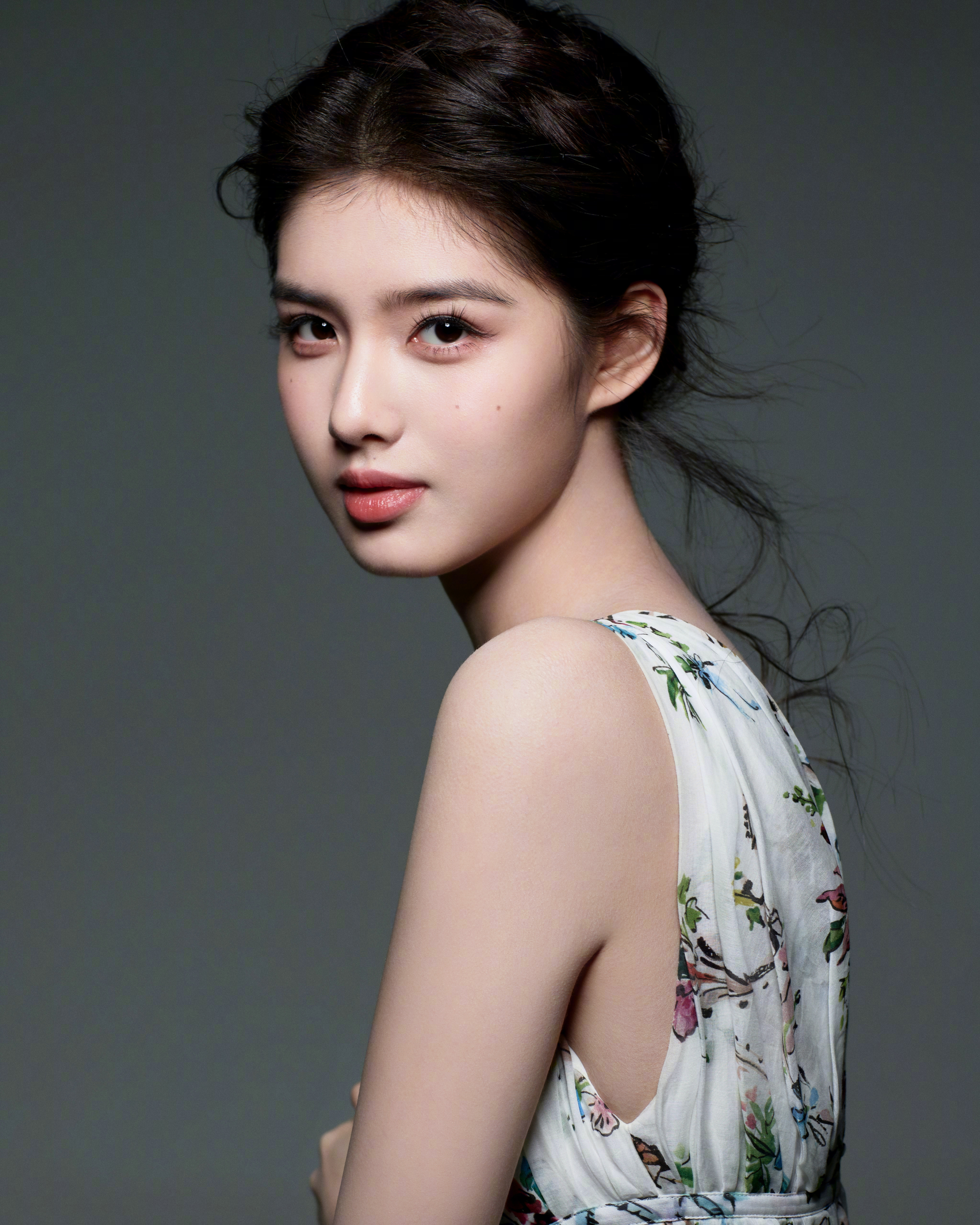 艾米 身着Dior印花长裙配盘发，扑面而来的春日氛围，她身上这份灵动优雅的少女气