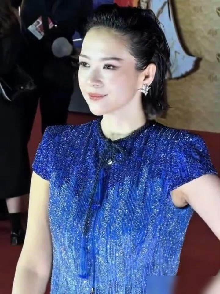 一个月前，全网嘲她脸垮、双下巴、富贵包。一个月后，她直接剪掉长发，露着后背走上红