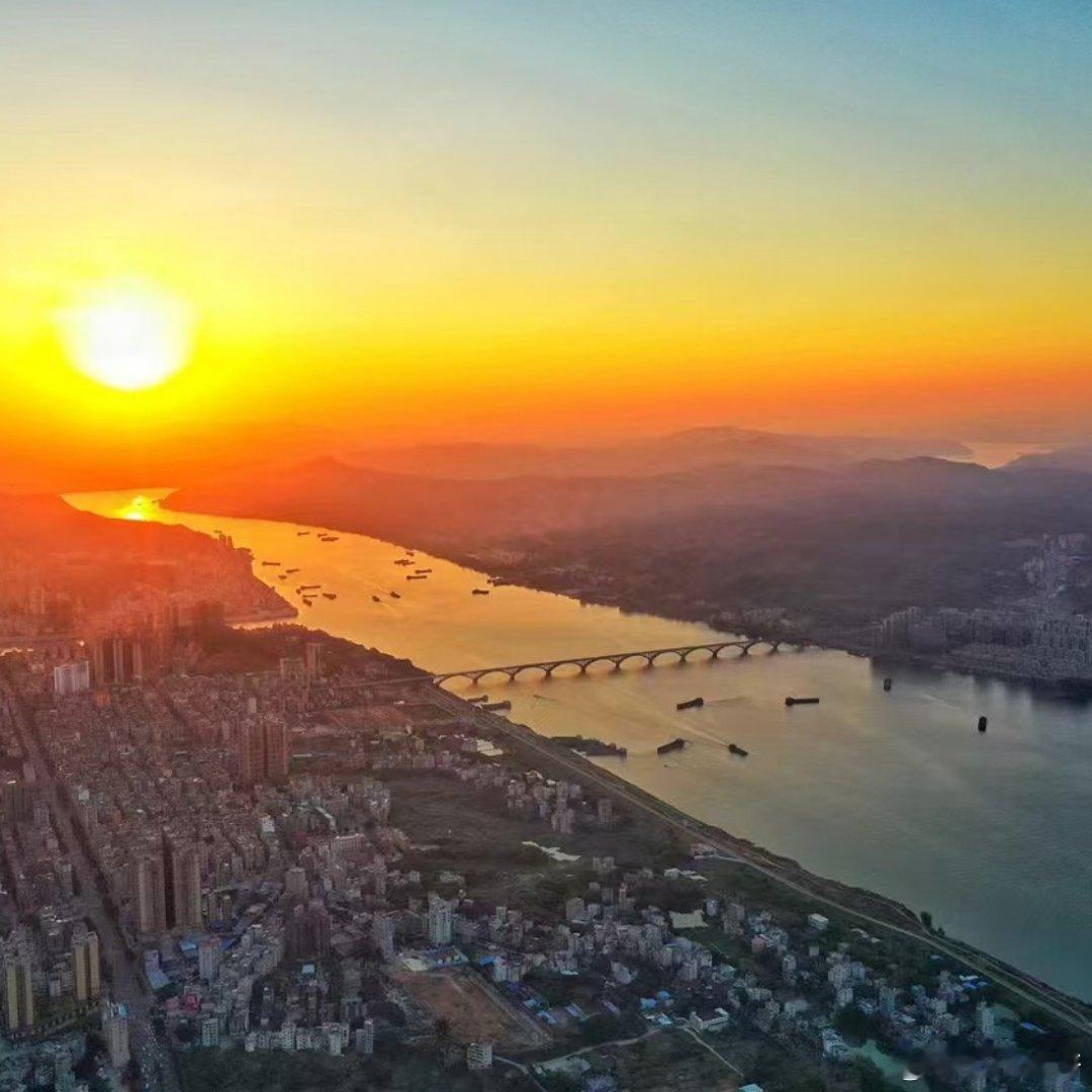 天空像打翻的落日调料盘，碎霞肆意漫染，在心里堆出温柔童话。暮色沉默作陪，看这方余