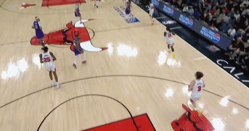 好家伙，吉迪在死球期间又进了一个后场三分，搁这排练呢。 