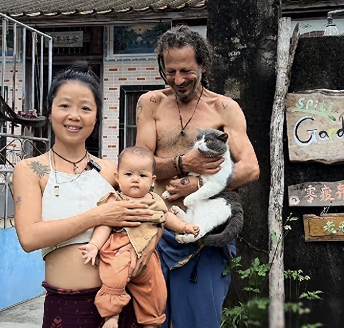福建38岁的林娜和希腊丈夫斯皮尔，带着混血儿子在海南文昌的一个小村落深处扎了根。