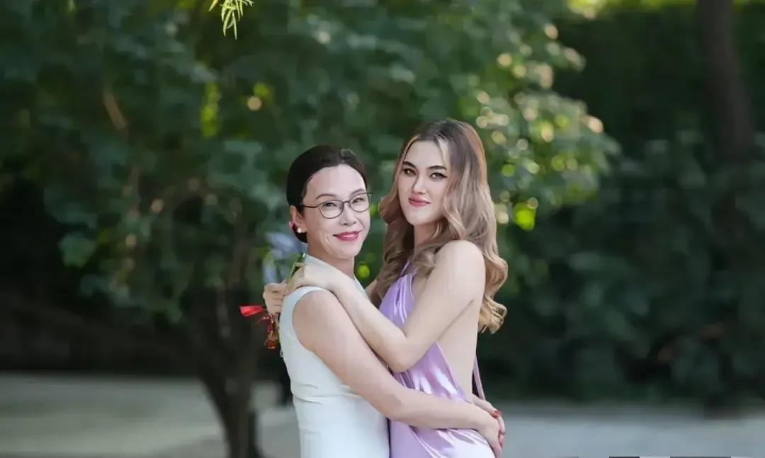 59 岁张丹红的人生开挂：德式穿搭赢麻了，再婚爱情更戳心✨
“人生到这岁数，拼的