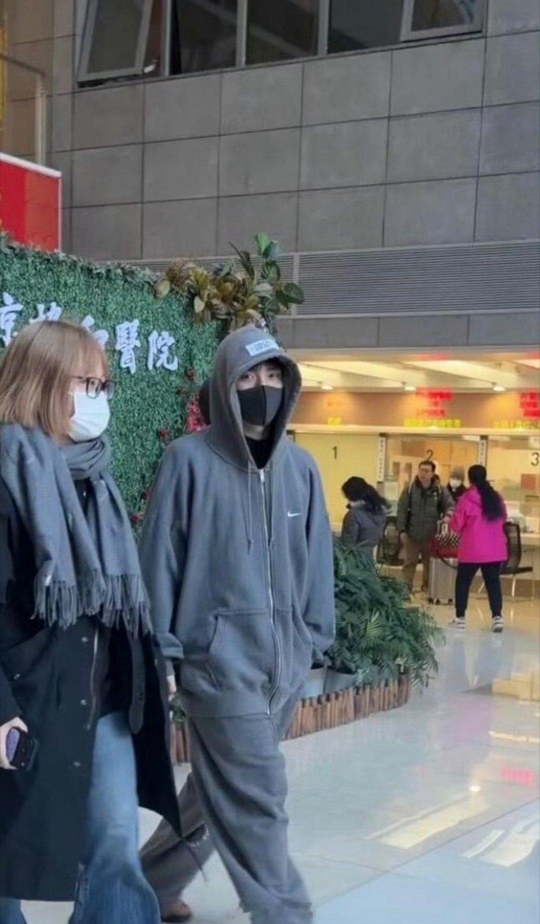 有路人在北京协和医院偶遇了周翊然，看来是为了自己下一部剧《生命缘》的角色做准备啊