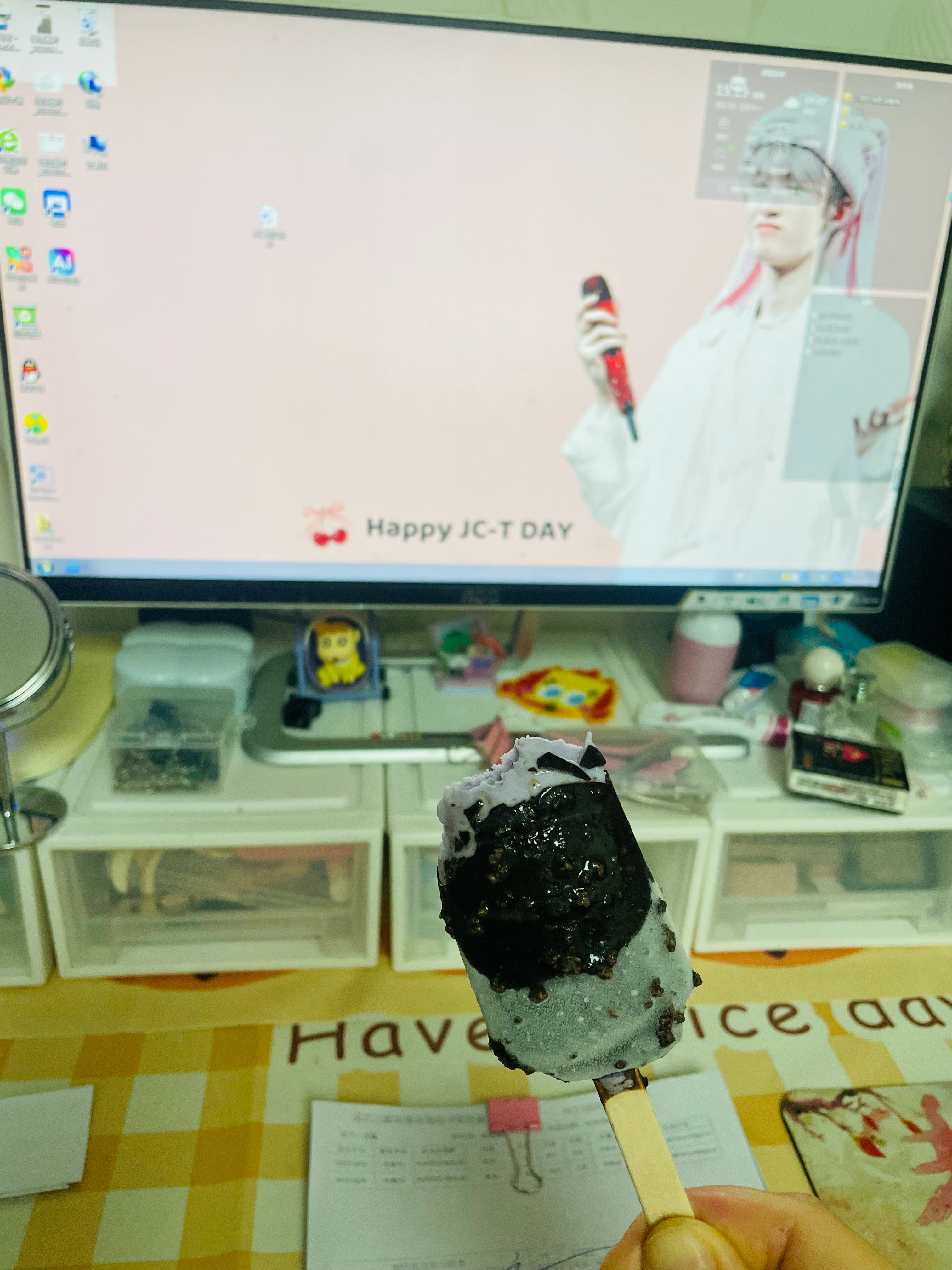 吃根冰淇淋 要加会班 今天的李亦非恐怕是没时间看了 