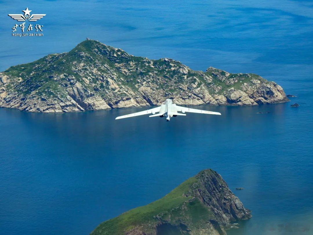 轰-6K轰炸机超低空巡航钓鱼岛？在今天空军在线发布的轰-6K轰炸机插图中，有网友