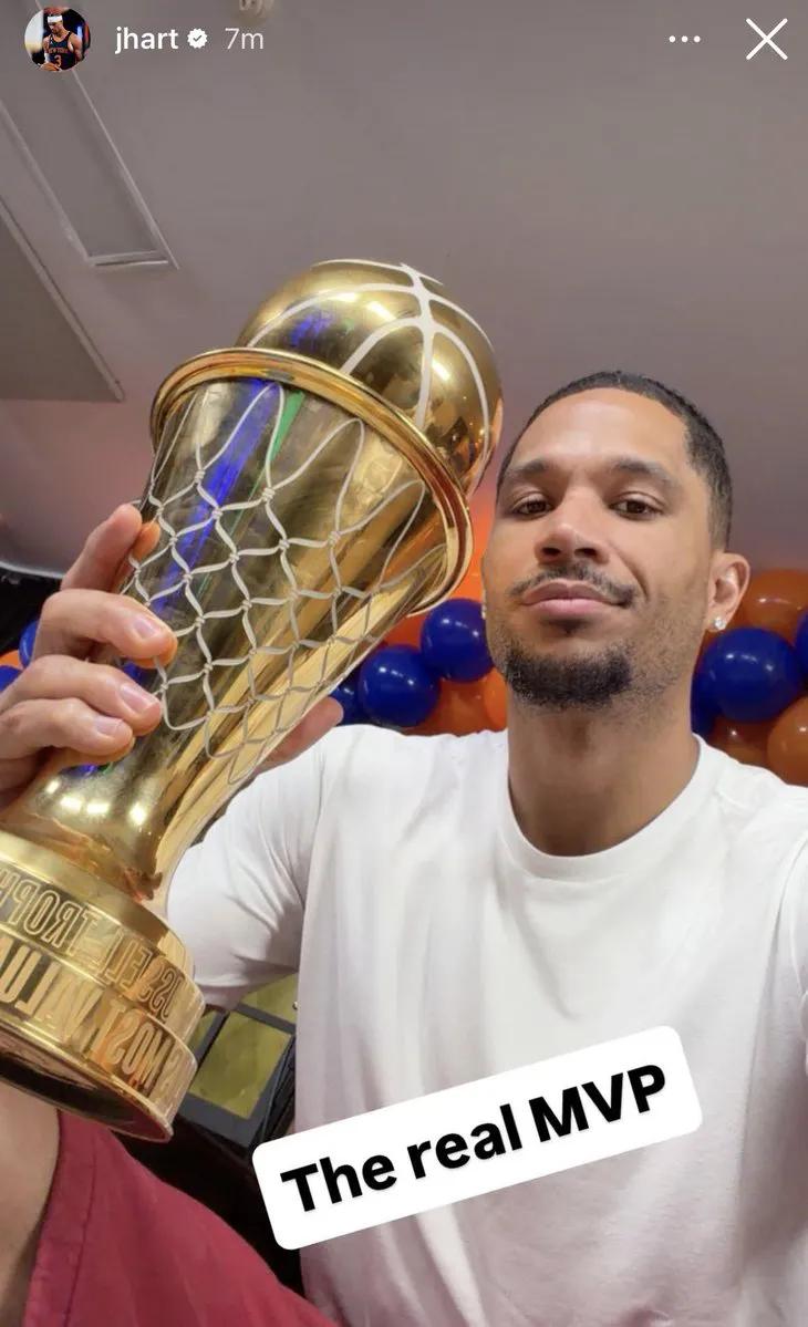 哈特手持FMVP奖杯晒图发文：这才是真正的MVP！
尼克斯队内的氛围确实好，也只