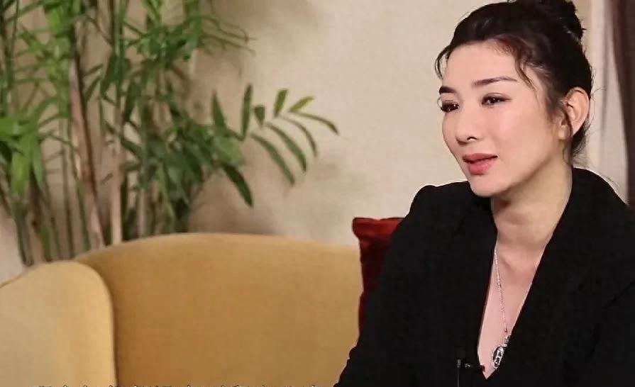 霍思燕点名炮轰，前夫骂她淫猫：黄奕女儿一句话，撕碎当妈7年体面
“你都当艺人了，