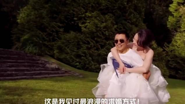 李小冉官宣离婚，11年婚姻落幕。
两人1998年因剧相识，16年挚友后成婚，古堡婚礼一度被人羡慕，婚