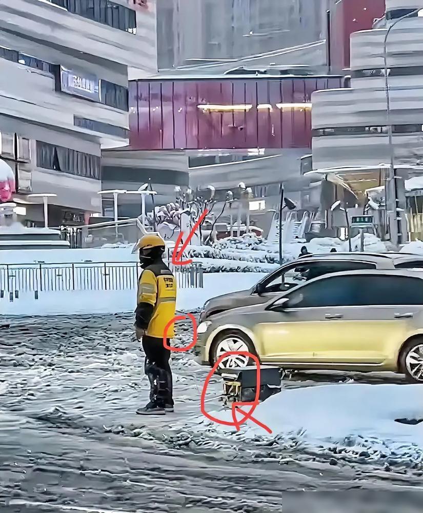 风雪中那个拴着绳子的外卖箱，看得人眼眶发酸。3公里路程从半小时变成90分钟，积雪