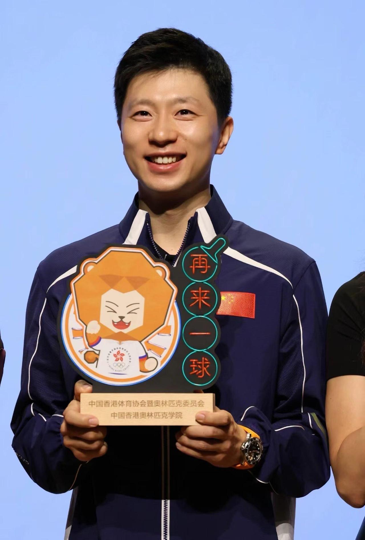 都知阿龙代言欧米茄了，戴手表是看明显！
这是真的实力，出席亮相香港体育协会，龙队