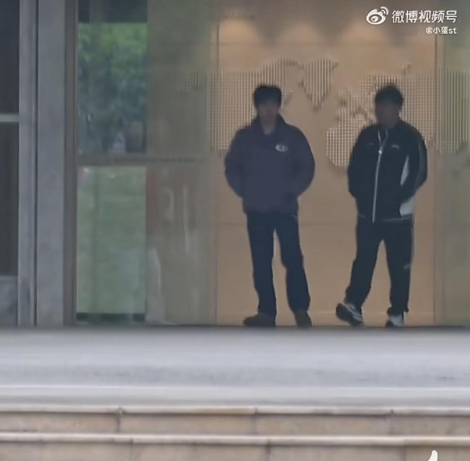 今日份王楚钦和孙逊指导！
两个人早早来到早起点名的地方了，两人形影不离，孙逊指导