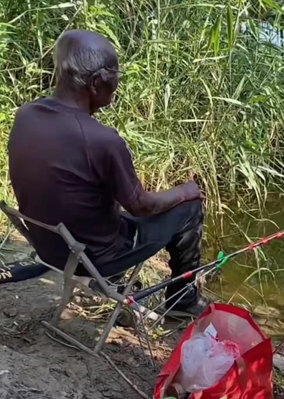 75岁钓帝黑大爷去世 站在“钓鱼界金字界塔顶端”的男人，被网友称为“钓帝”的安国