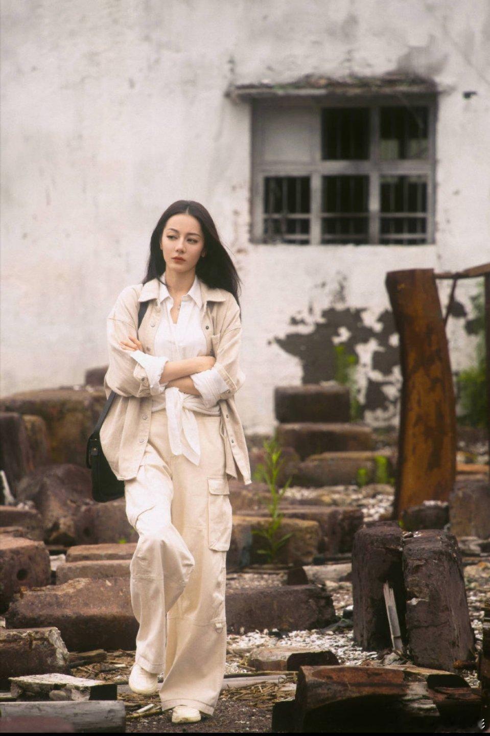 迪丽热巴不吃晚饭瘦了6斤，建模脸和身材上镜就是完美状态，瘦而不柴太自律了！ 