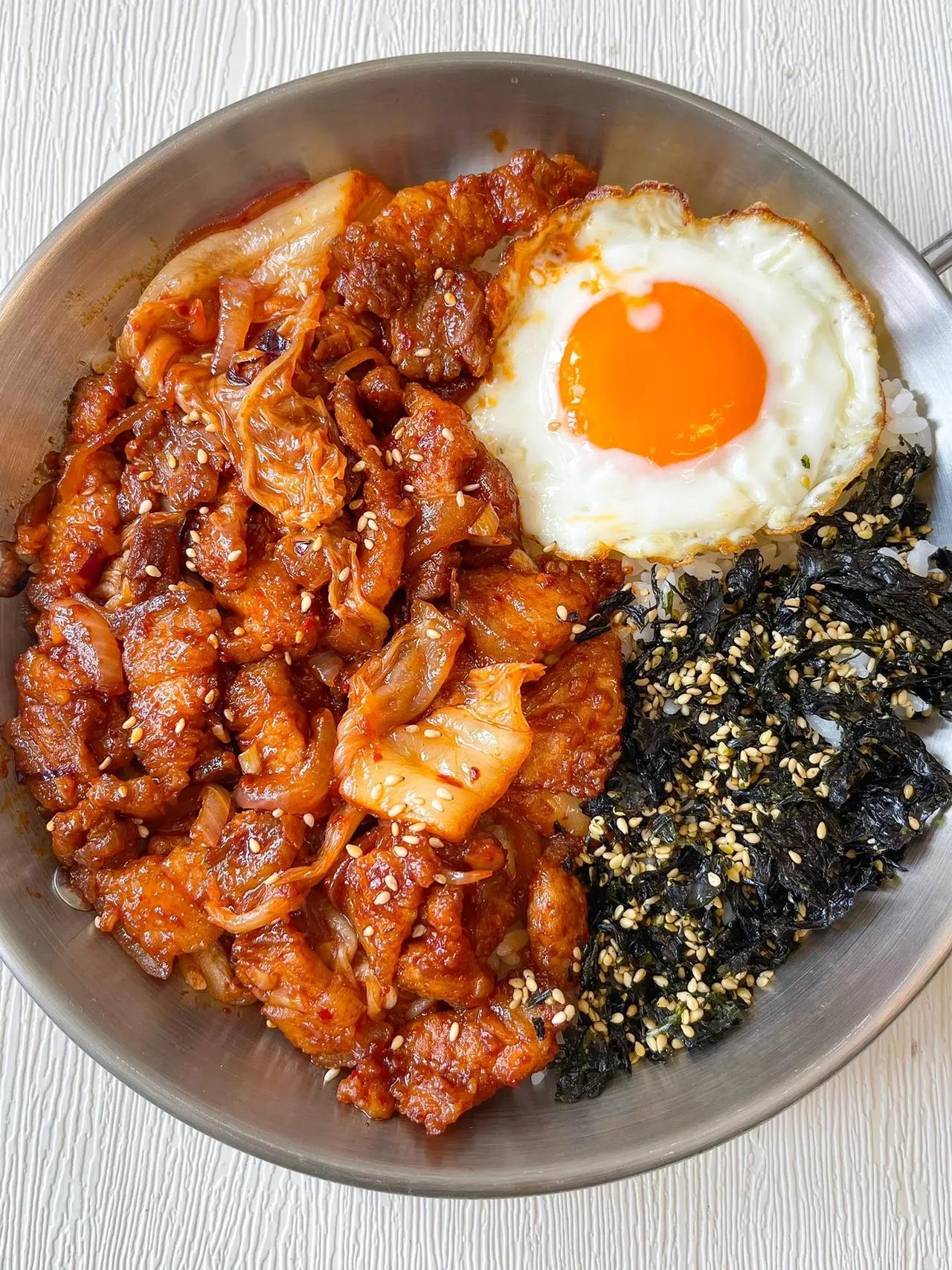 韩式泡菜五花肉拌饭味道真是经典啊！|||韩式辣酱+五花肉+泡菜这个味道真的好！五