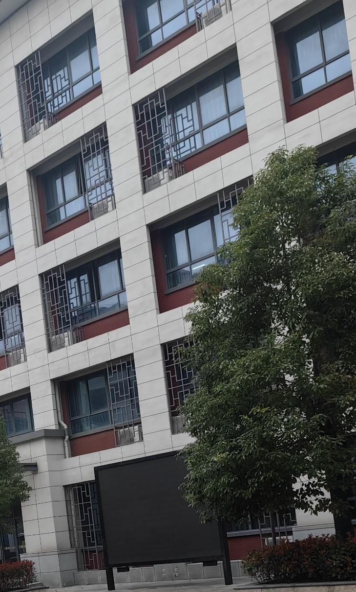 大衣哥朱之文实在太受关注啦，我觉得原因就在他为人低调谦和，还知道进退。很多草根明