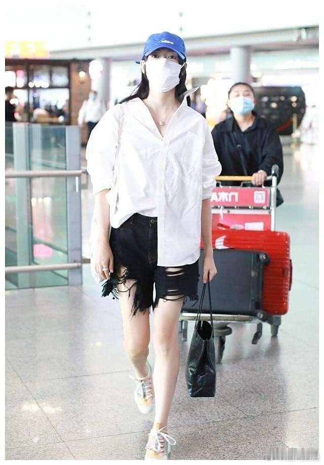 童瑶机场私服太会穿！白衬衫配破短裤，简约又时髦。 ​​​