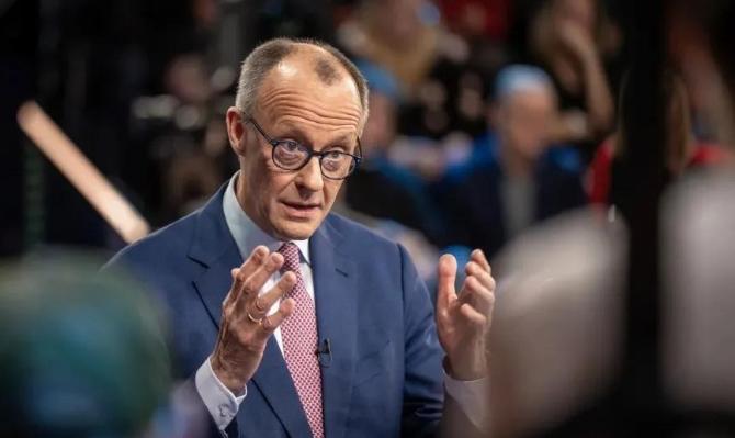 英国首相斯塔默刚卷铺盖走人，欧洲的政治多米诺骨牌就倒向了柏林。德国总理默茨现在满