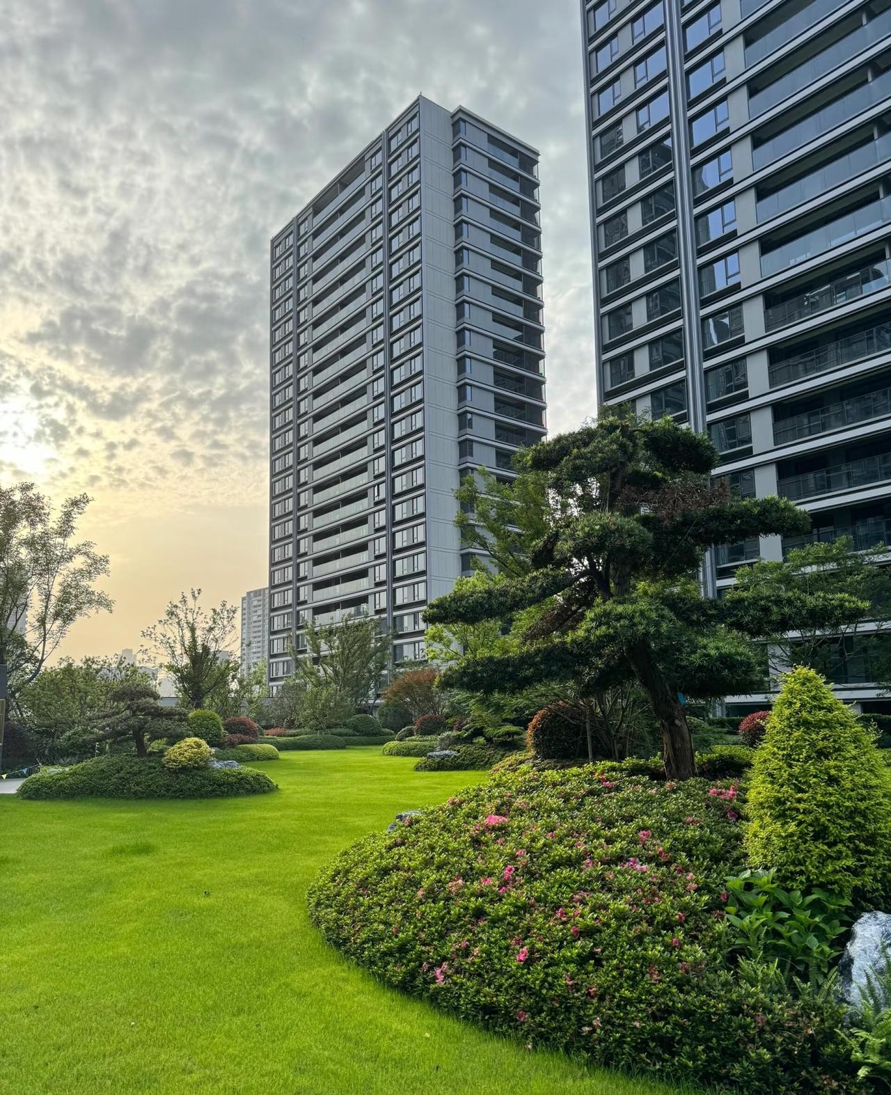 大学女同学毕业后在纸箱厂工作，
负责对接业务，
有一天下班，
厂的老板把女同学叫