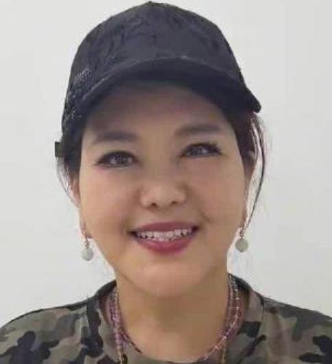在8月9日“东北超”足球赛呼和浩特主场的赛前活动中，乌兰图雅用歌声为远道而来的沈