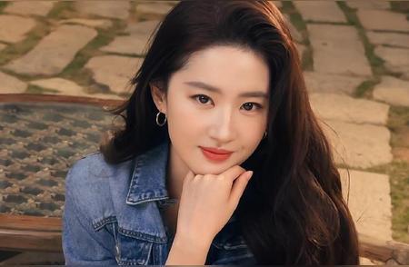 娱乐圈“冻龄女神”图鉴：这5位美人，把岁月熬成了“防腐剂”！
娱乐圈最不缺的就是