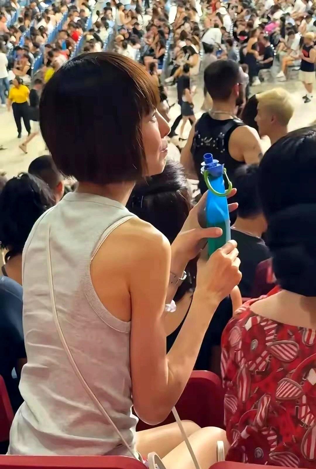 天呐！

刷到鲁豫最新生图真给我吓一激灵，这位姐怎么瘦得跟纸片人似的？

素颜怼
