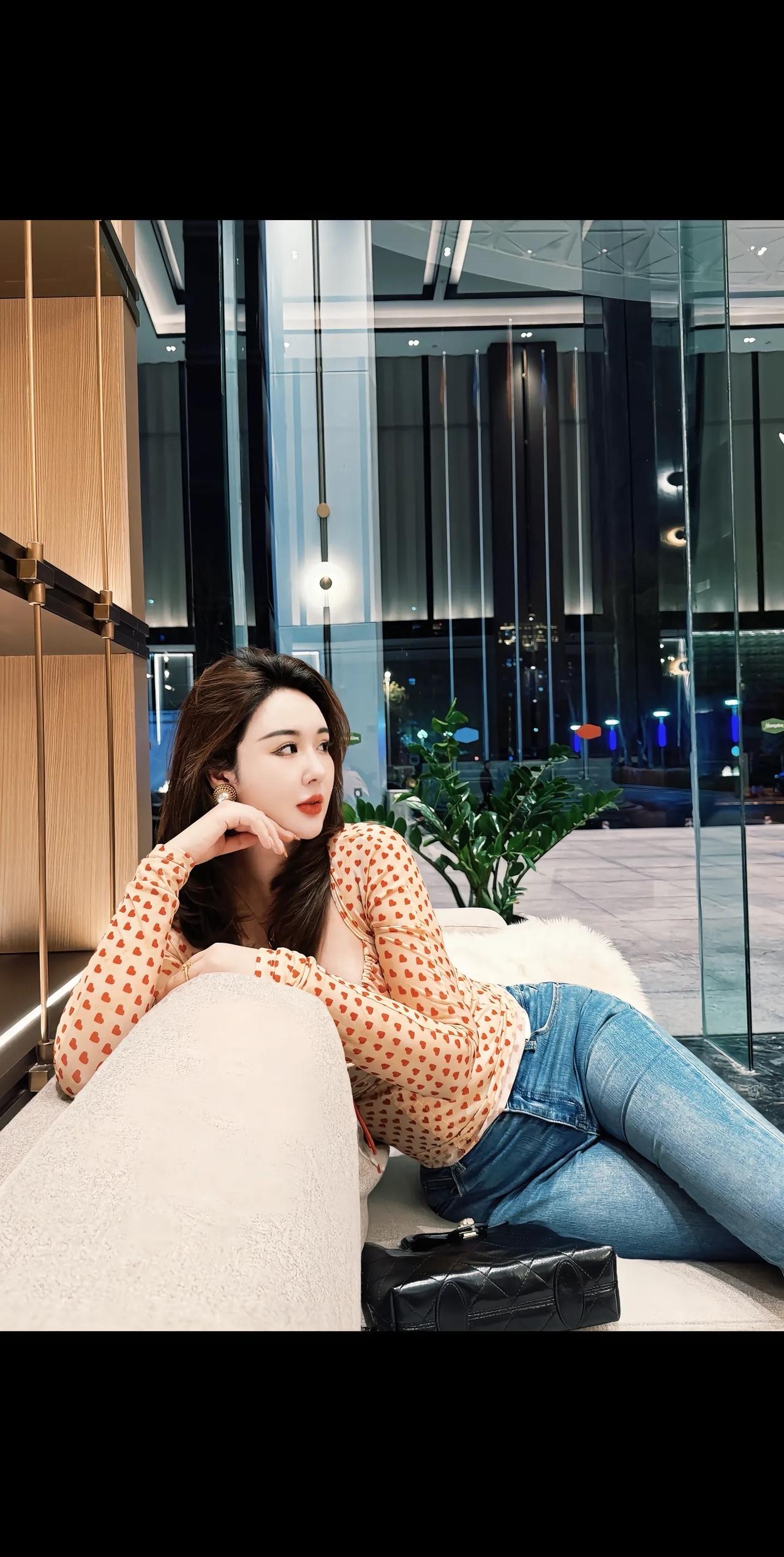 现代简约风，时尚穿搭，优雅客厅，享受生活。