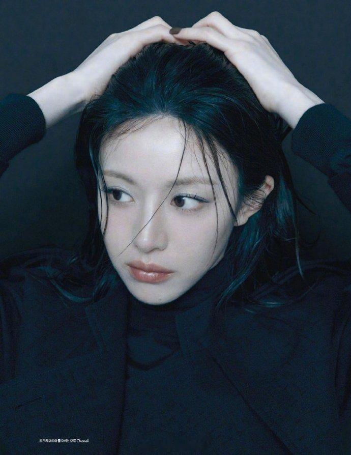 高允真如果姐感是一种天赋 高允真登封杂志造型高级感拉满，冷脸镜头表现力绝佳，从容