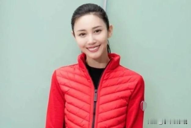 三次手术医生警告再挖胸就没了，她却带着没拆线的伤口上了春晚。可坚强反而被质疑装病