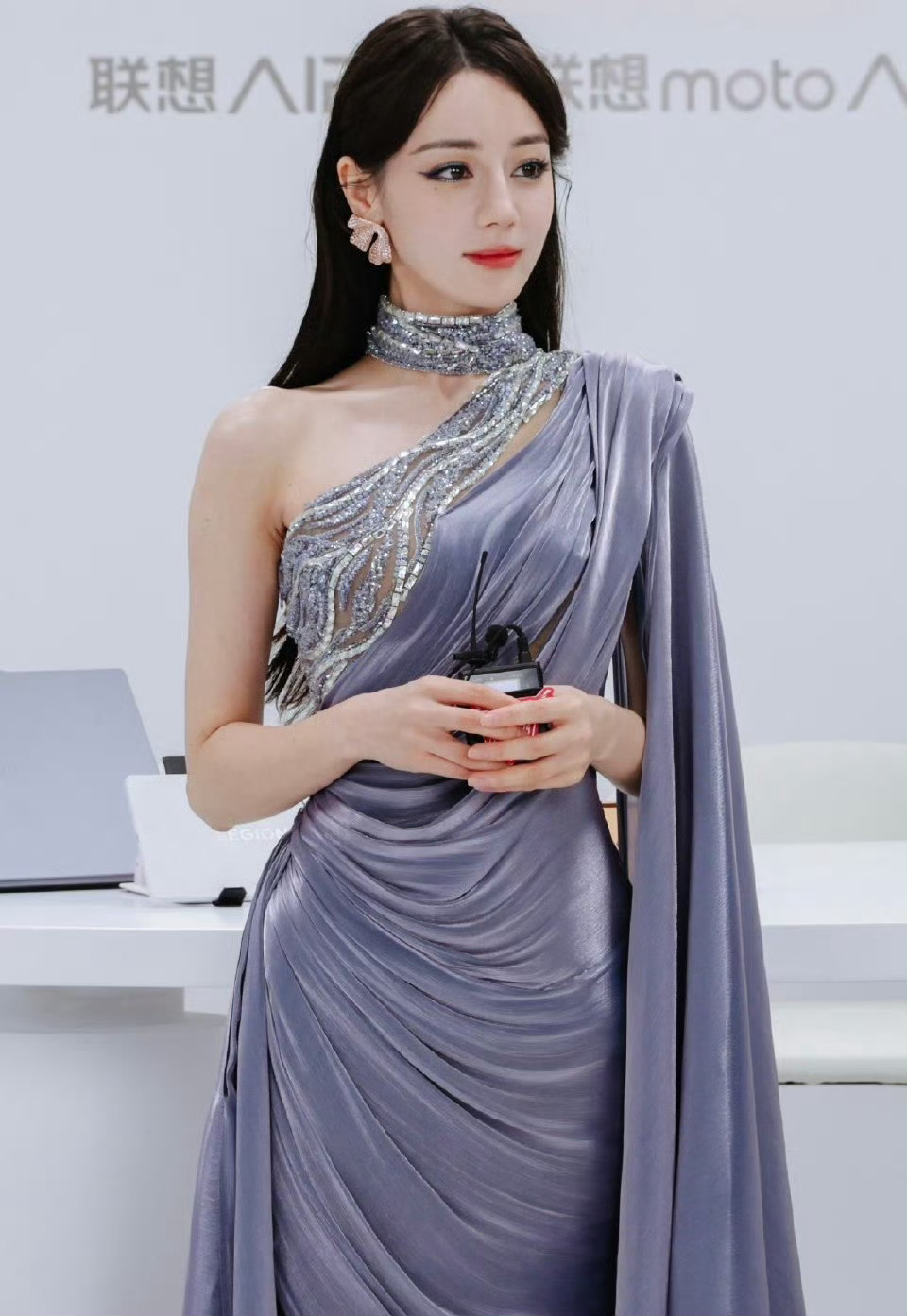 闵塔鲨今天给迪丽热巴，白鹿，赵露思三人准备的裙子，你最喜欢哪条？ ​​​