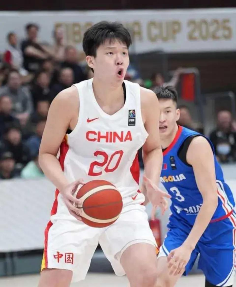 本应该是大幅度进步的年龄
杨瀚森的问题是他几乎没大进步
他16岁就这个水平。他1