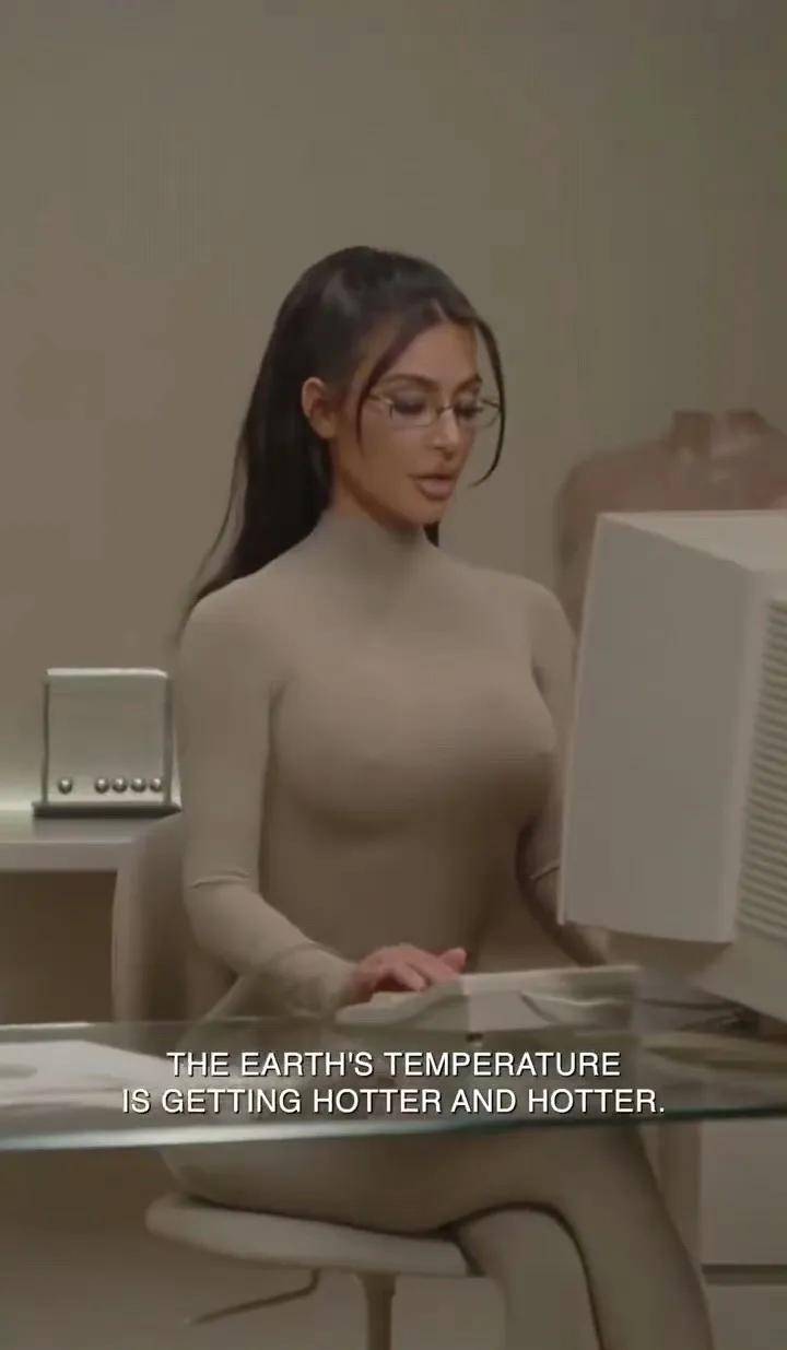 #妙笔生花创作挑战#金卡戴珊麻辣女教师上线，这奇葩设计也是绝了！

金卡戴珊Ki