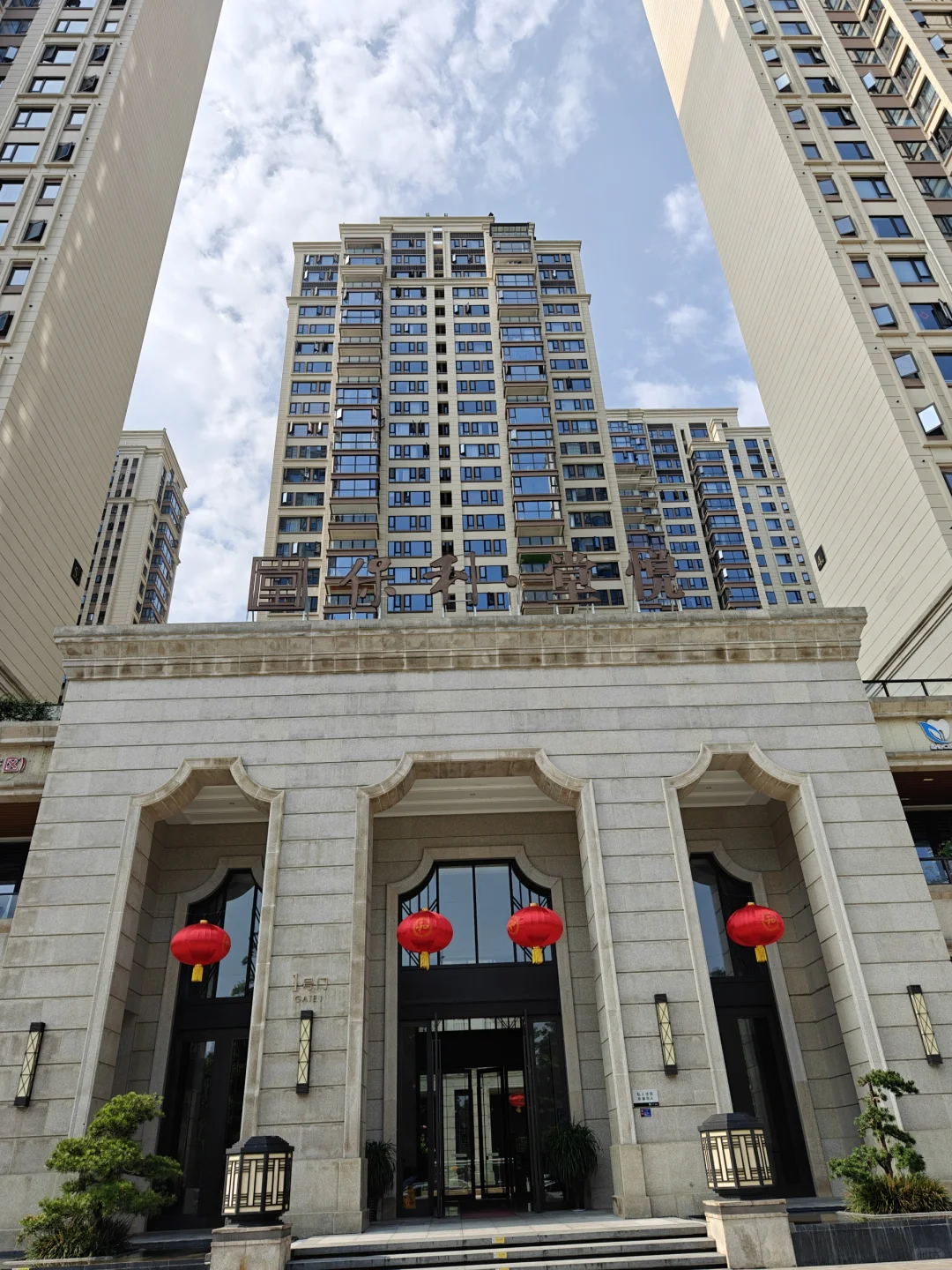 保利堂悦这外立面本来还可以多扛几年的，没想到迭代像龙卷风来的太快，他的...