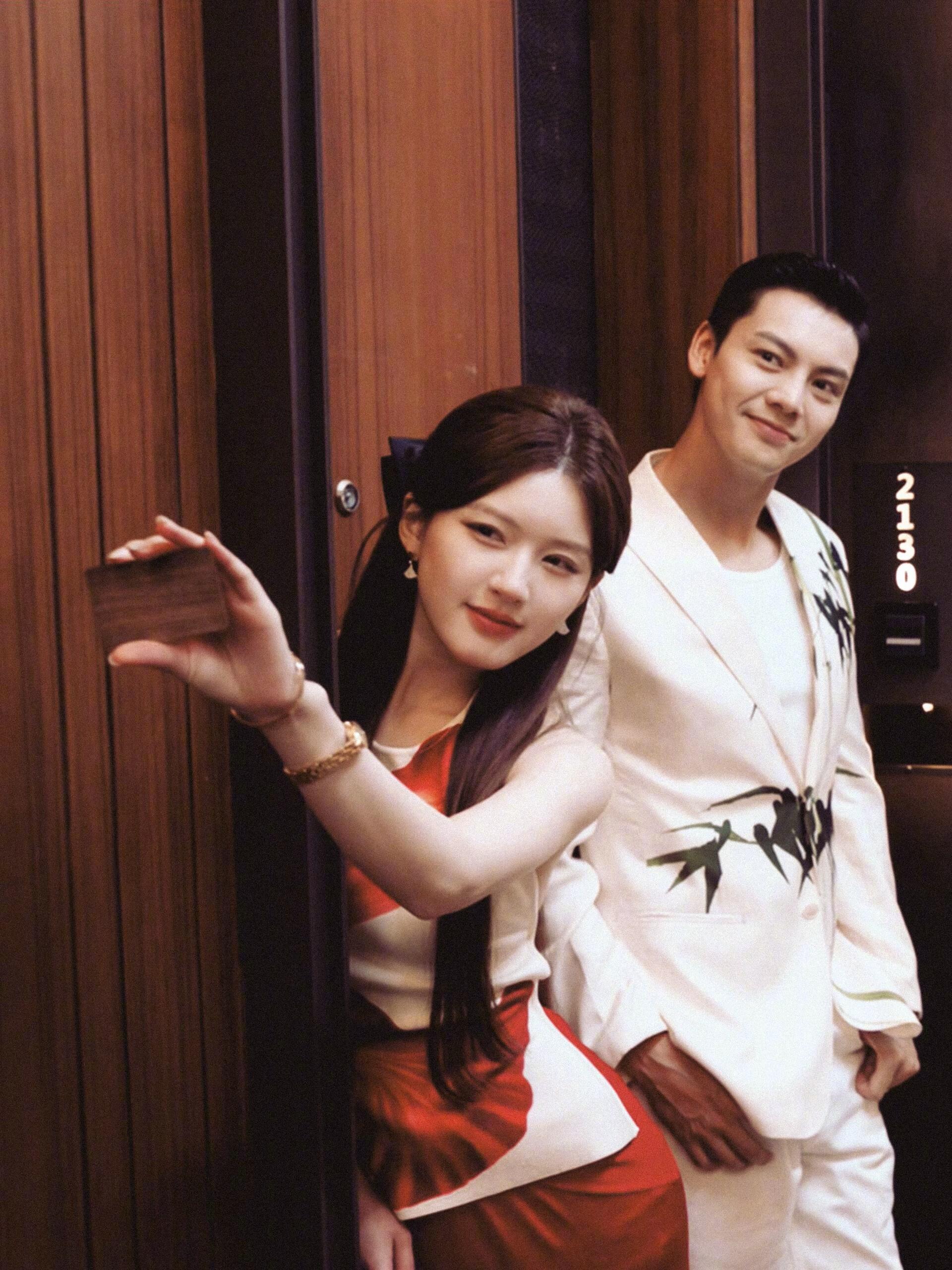 DNA级默契！妍妍&好命哥换装秀，笑不活了！😂 ​​​