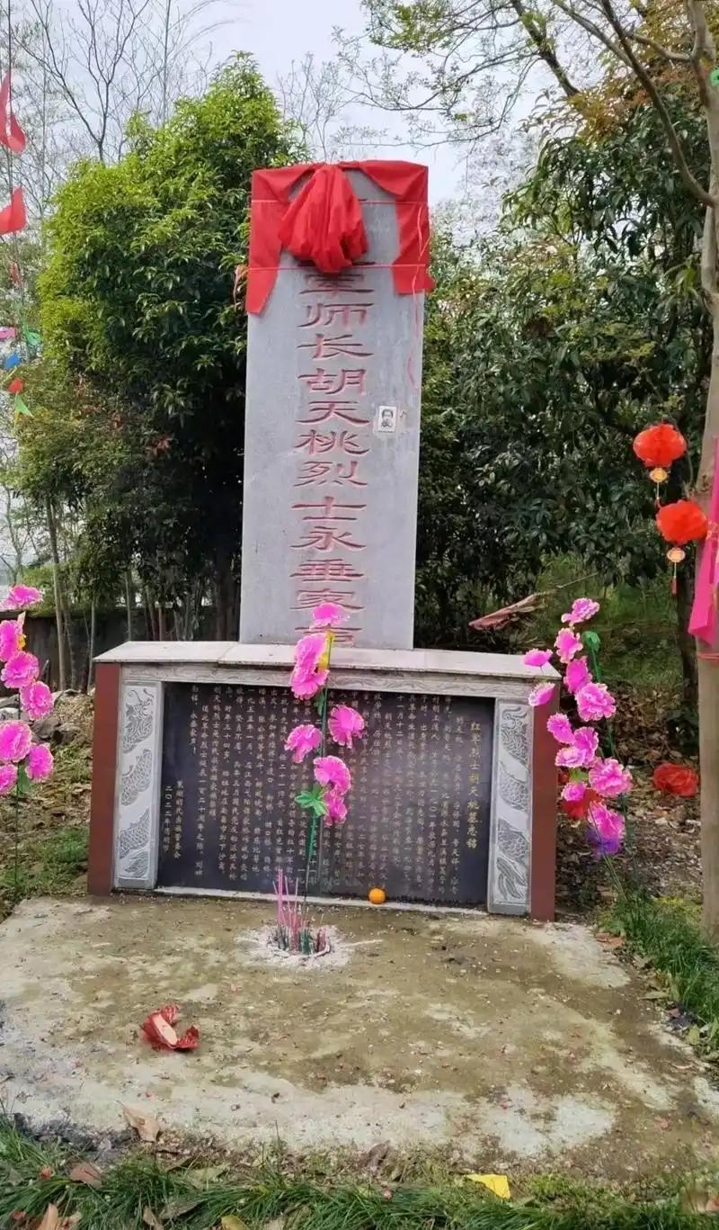 1935年，王耀武得知手下俘虏了一个红军师长，兴冲冲的跑过去准备审讯，可当他看到