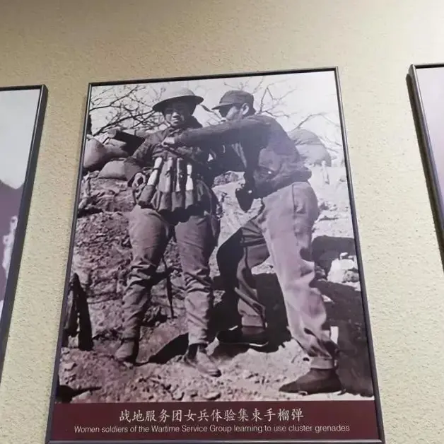 1938年台儿庄战役后，一个战地服务团到前线慰劳军队。一位女战地服务团...