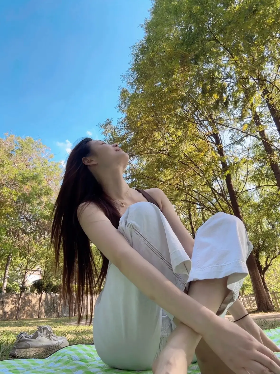 坐在草坪上 看树影、湖水，明白变成平静的人，需要流很多的眼泪才能换来！
