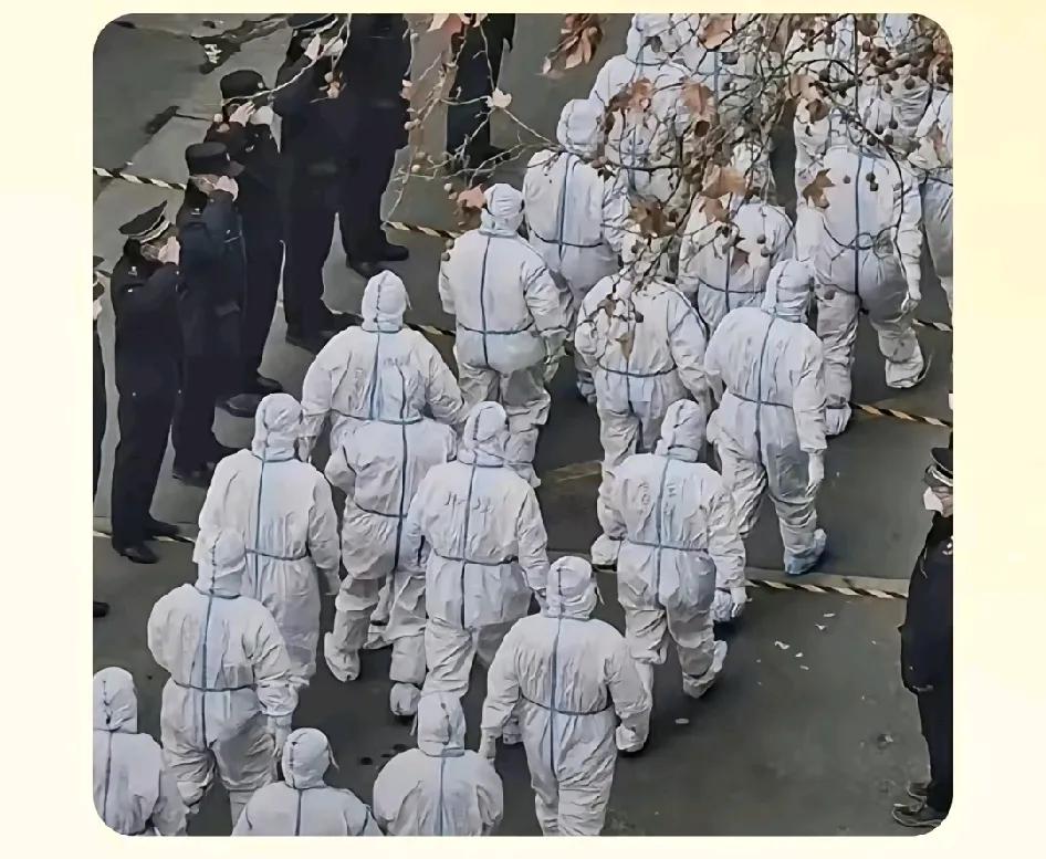 两年前的今天，也就是2022年12月7日，长达三年的疫情解封了！给人印象最深的就