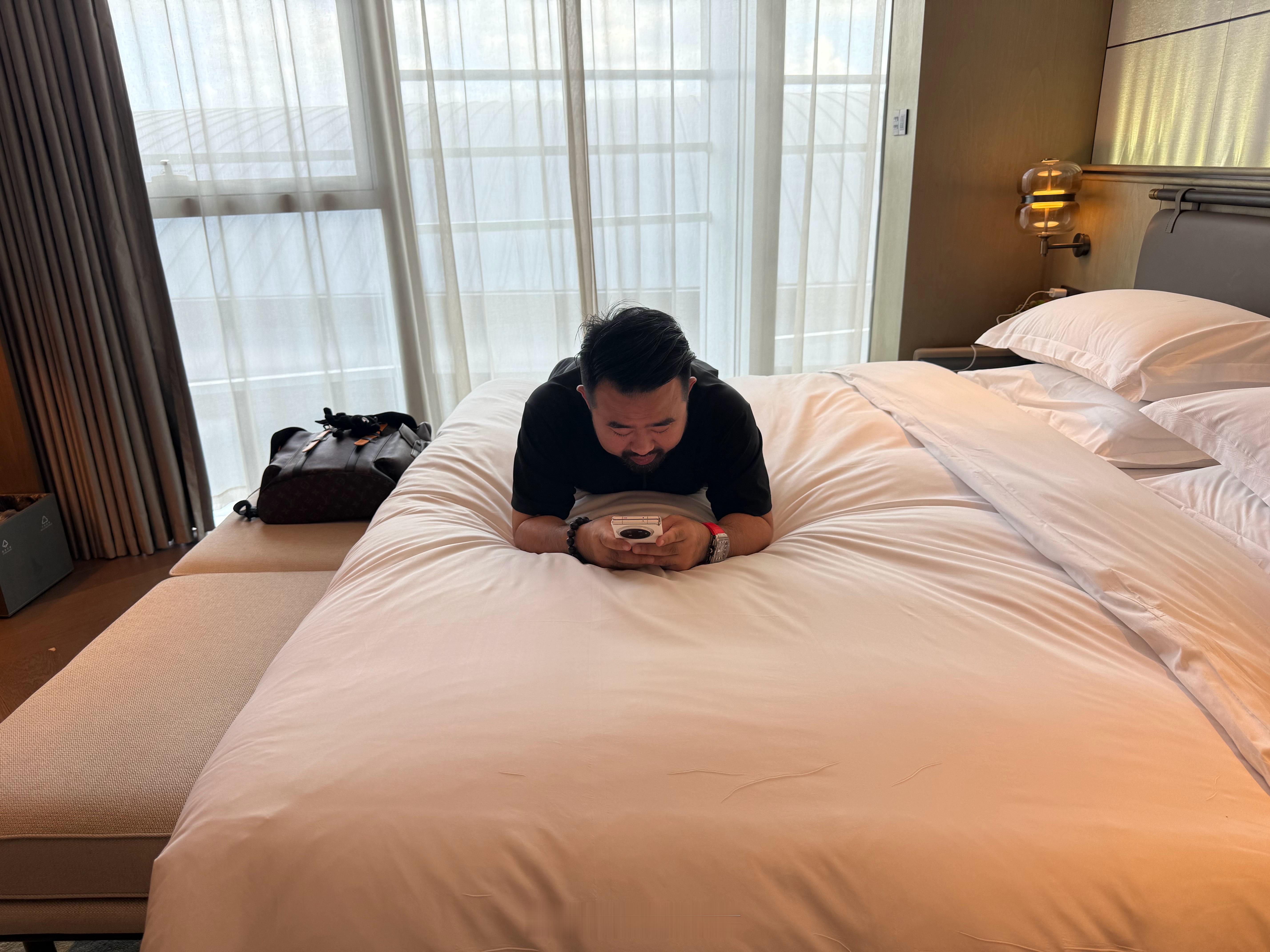 来乌镇参加极氪9X技术发布会，酒店房间还没出来，好朋友就都来我这儿了。其他人都坐
