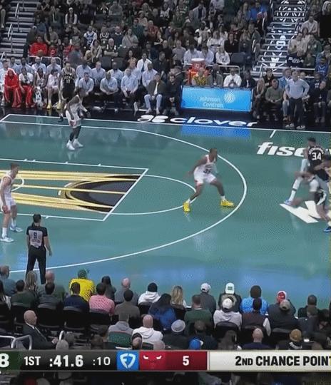 扬尼斯·安特托昆博的罚球线三大步暴扣，还是熟悉的味道。他的这种打法依旧充满力量和