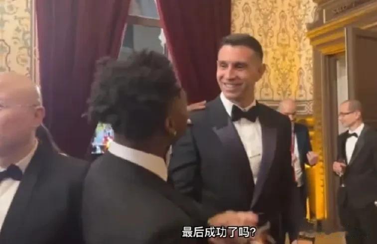 大马丁这波嘲讽真是拉满了！
甲亢哥混进金球奖现场提问C罗or梅西？
大马丁说我和