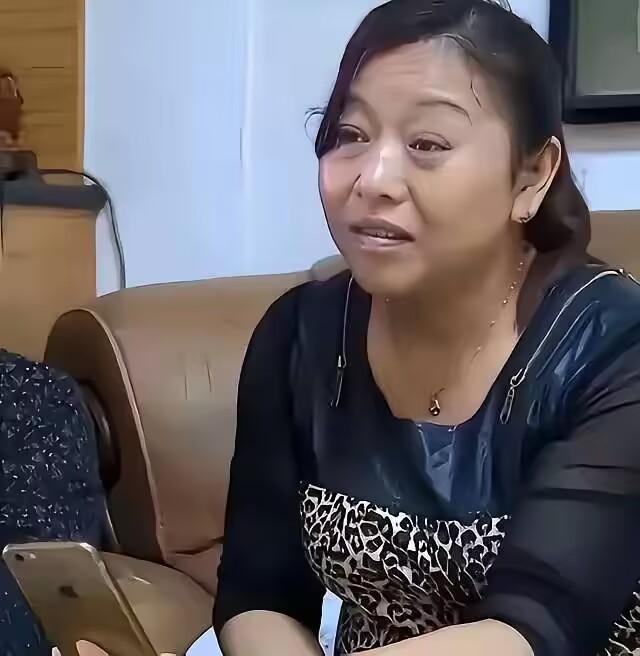 湖南女老板郭漫红被熟人骗到偏僻处，一把推进三米多深的地下排污井。六十三个小时不见